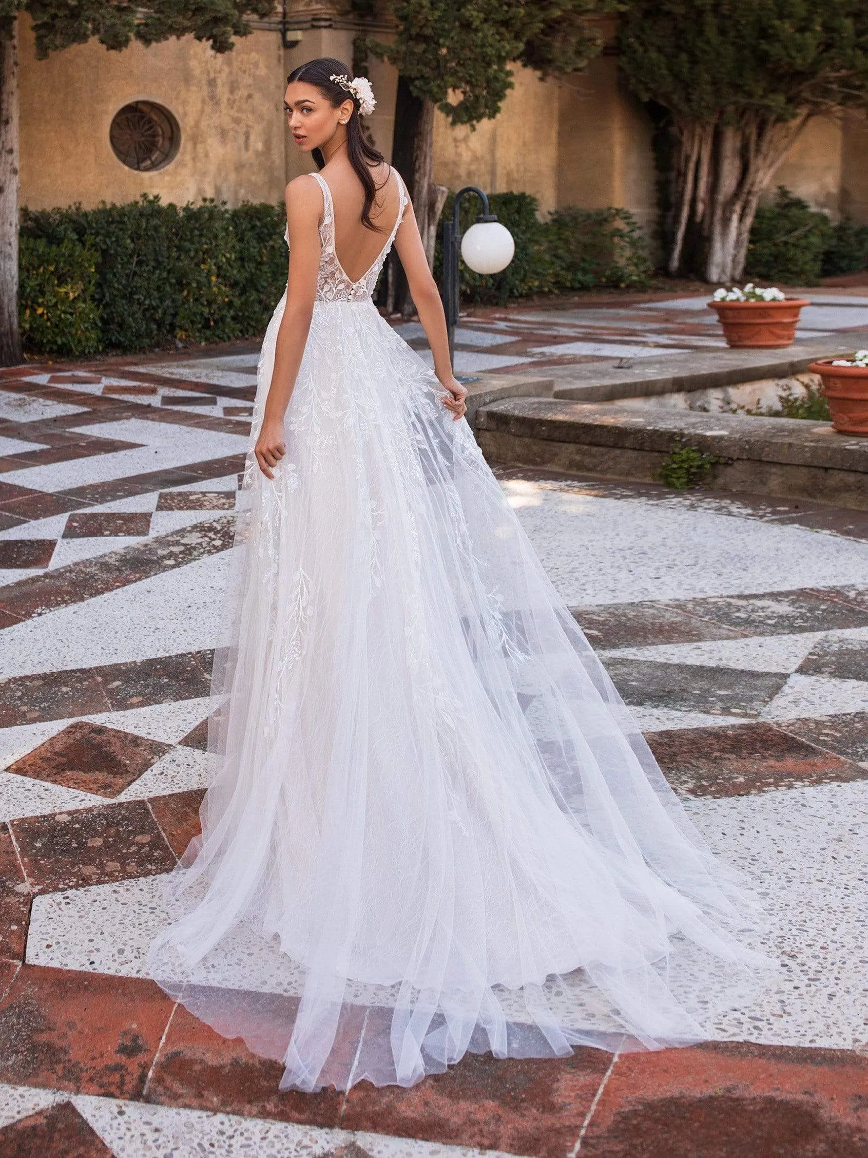 Pronovias: Elara